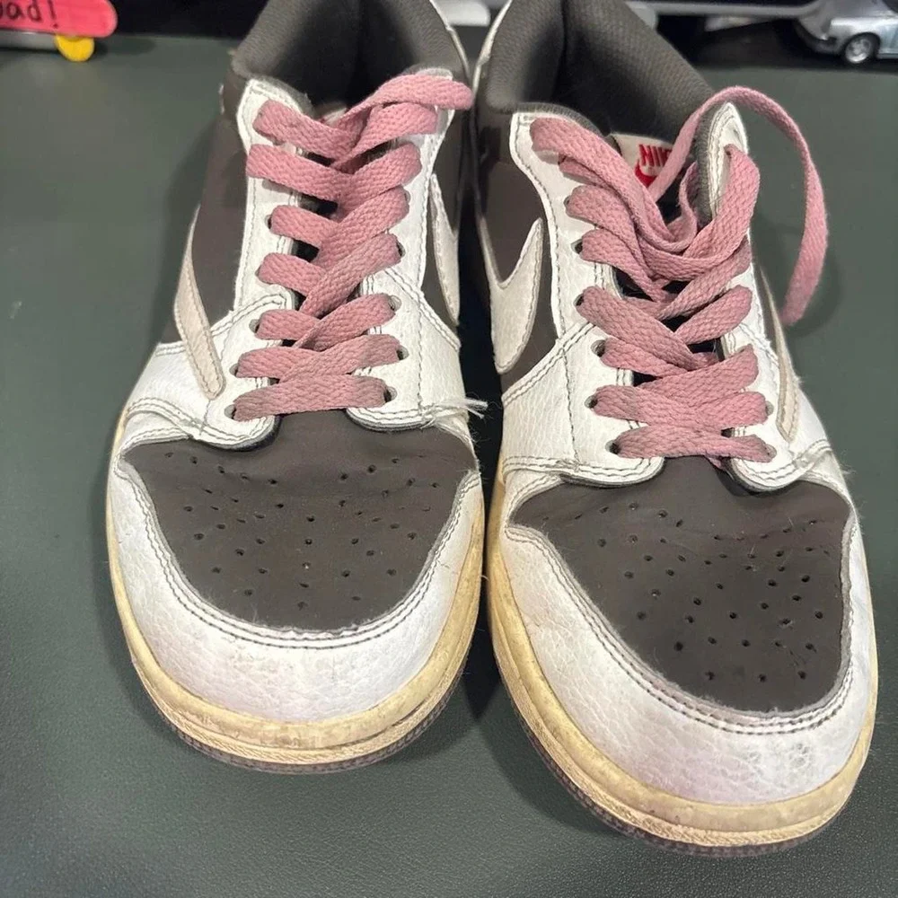 used size 8.5 Nike low travis shoes